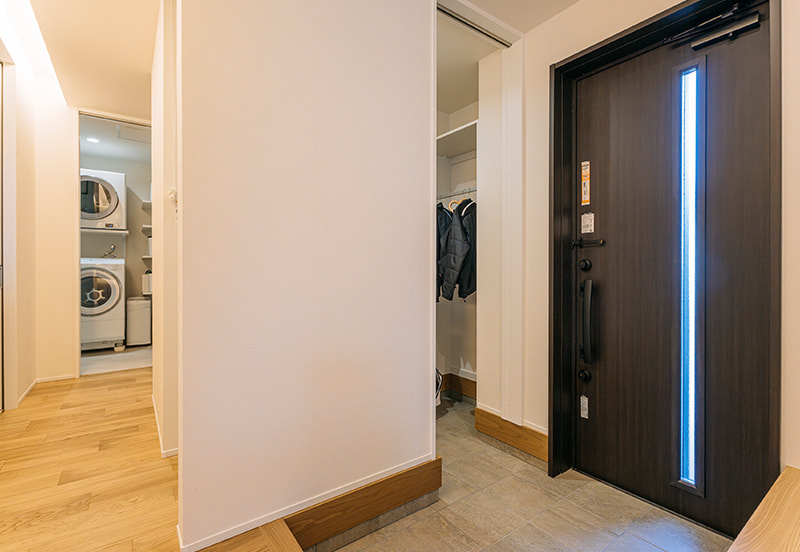 PLAN 03 玄関写真